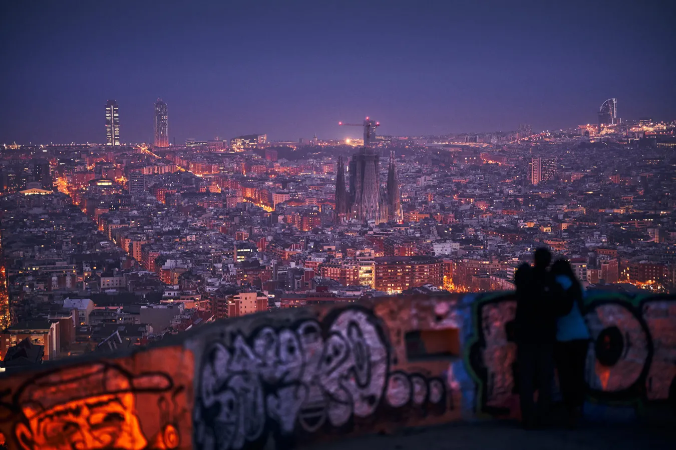 Vista panorámica de Barcelona al atardecer con la Sagrada Família en el horizonte