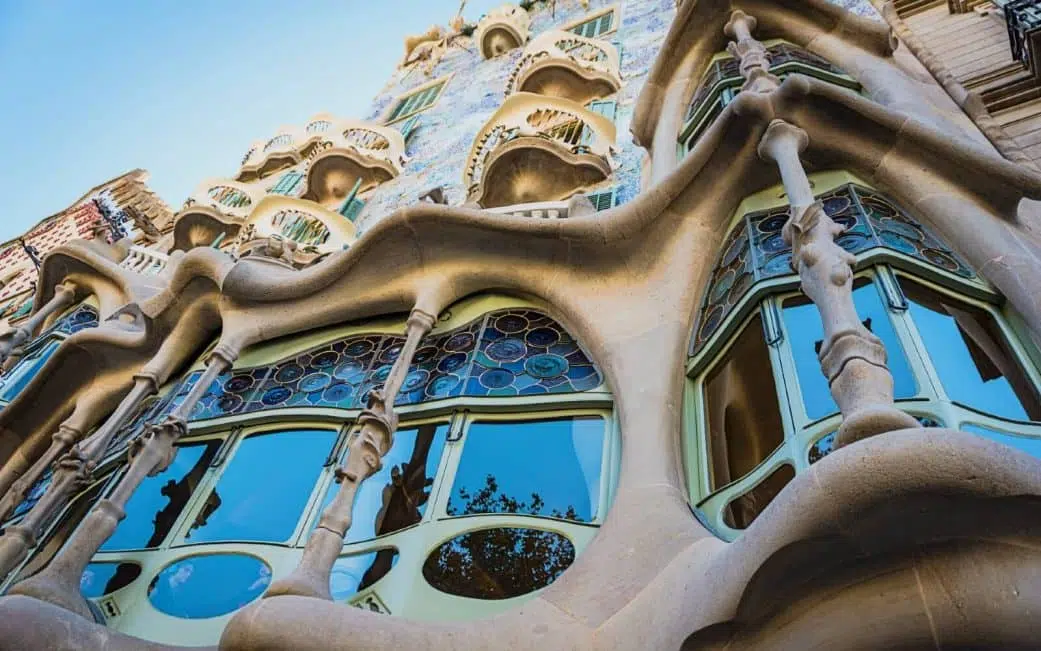 Fachada de mosaico de colores y balcones con forma de hueso de la Casa Batlló en Barcelona