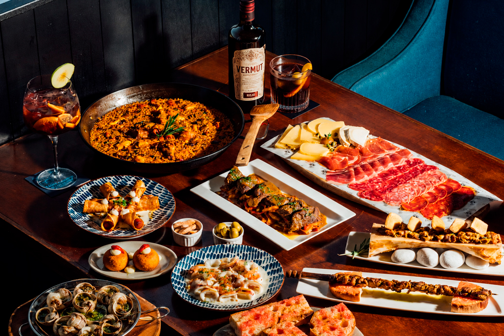 Table de tapas catalanes : pain à la tomate, croquettes et verres de vermouth