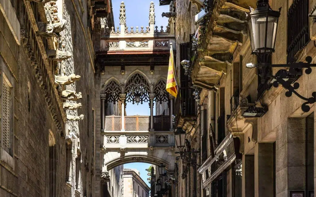 Puente neogótico sobre el Carrer del Bisbe en el Barrio Gótico de Barcelona