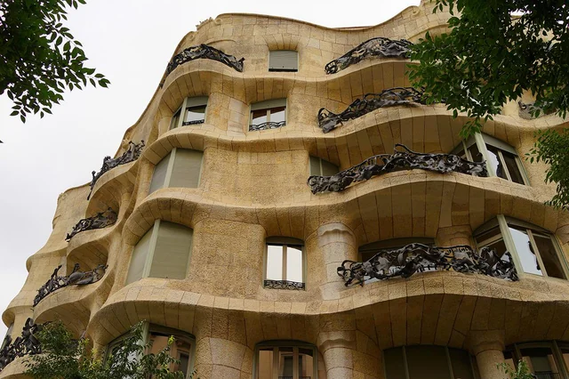 Fachada ondulada de piedra de La Pedrera (Casa Milà) en Barcelona