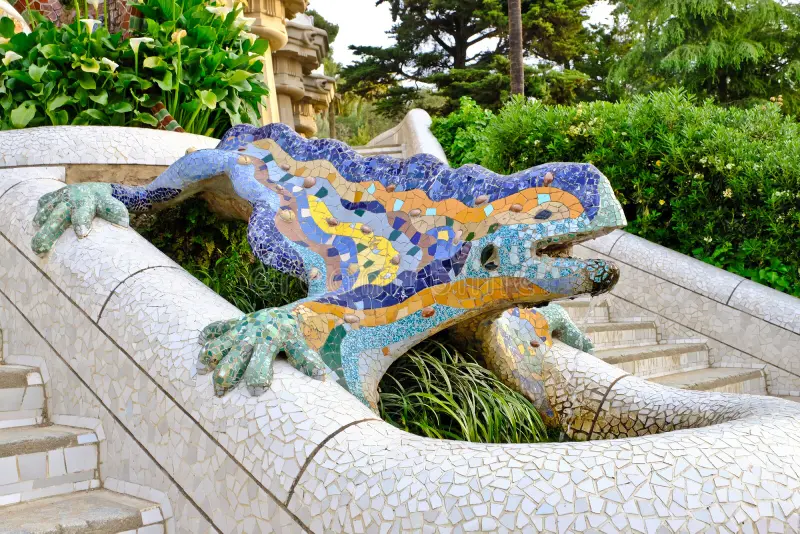 La salamandra de mosaico conocida como el drac en la escalinata principal del Park Güell